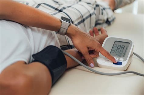Pode Medir A Pressao Deitada - Mulher de pressão arterial ortostática deitada de costas e medindo a ...