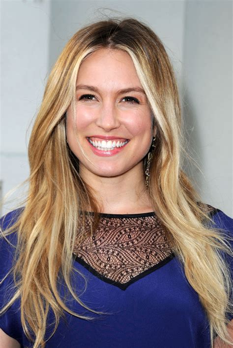 Sarah Carter – HawtCelebs
