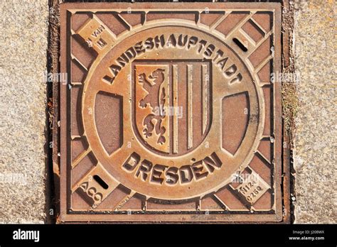 Kanaldeckel in Dresden mit dem Wappen von Dresden, Sachsen, Deutschland