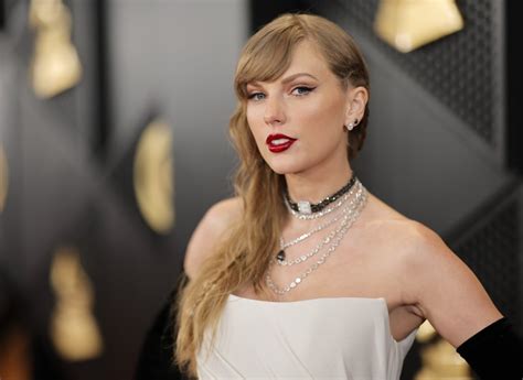 taylor swifts mom reportedly disapproved    taylors styles