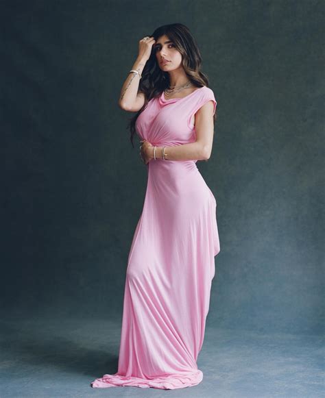 Ngaku Sudah Tobat dari Dunia Film Panas, Ini 8 Potret Mia Khalifa yang