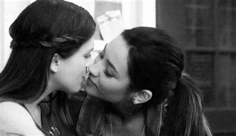 kiss love gif kiss love lesbian discover share gifs