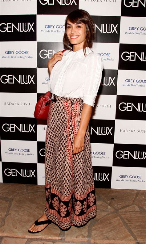 Shannyn Sossamon's feet