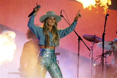 Lainey Wilson Owns Social Medias Obsession With Her Butt