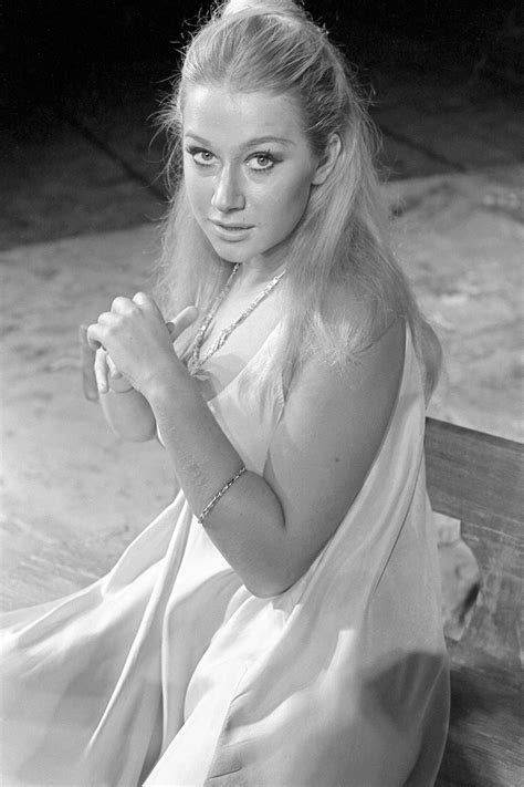 Rare Photos of Helen Mirren - Rarely Seen Photos of Helen Mirren