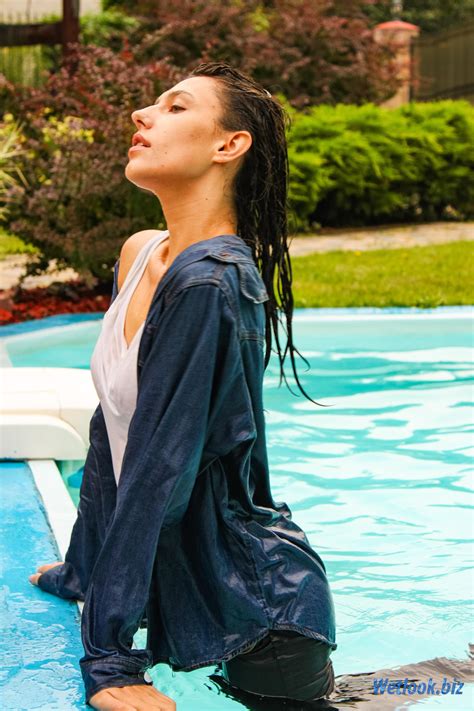 Wetlook girl in jeans gets wet in the pool : r/WetGirlsWetlook
