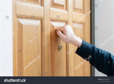 26,816 Knocking doors Images, Stock Photos & Vectors | Shutterstock