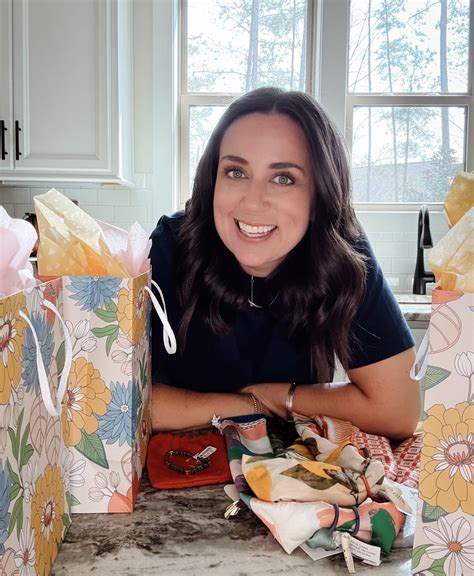 ElleBeeLovely – Elle Bee Lovely is a space where we, as women and