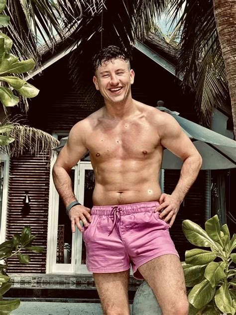 barry keoghan danca fazendo nu frontal  filme saltburn