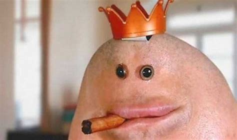 people making funny chin faces   klykercom