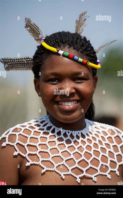 Zulu maiden, Zulu Reed Dance at eNyokeni Palace, Nongoma, South Africa Stock Photo - Alamy