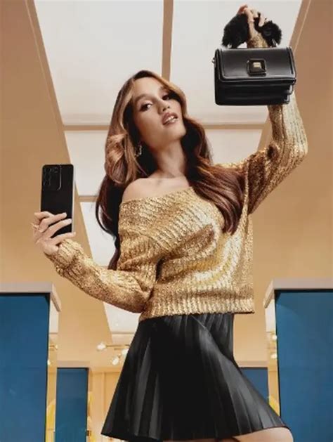 gaya cinta laura   sporty sampai elegan