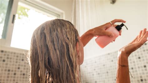 How to Use Conditioner Properly, According to Hairstylists | Glamour