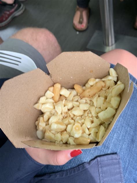 Too much cheese not enough gravy : r/poutine