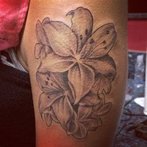 SIMPLE BLACK N GRAY FLOWERS | Maple leaf tattoo, Leaf tattoos, Tattoos