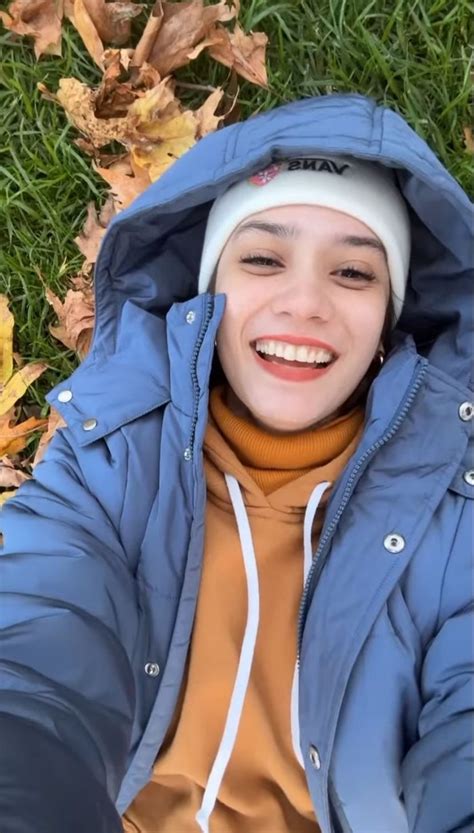 potret putri anne liburan  australia  arya saloka tampak lepas