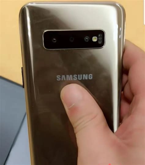 Флагманский смартфон Samsung Galaxy S10+ позирует на живых фото