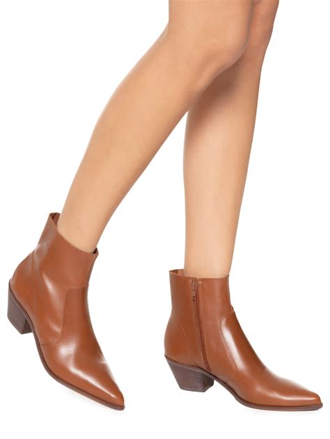 Bota Cano Curto Marrom Arezzo - Arezzo - Bota Feminina Couro Cano Curto Bico Fino - Marrom