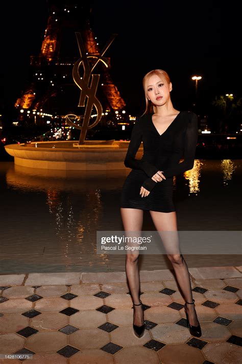 Rosé (BLACKPINK) prend la pose au défilé de SAINT LAURENT à la Paris