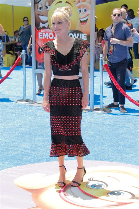 Anna Faris's feet