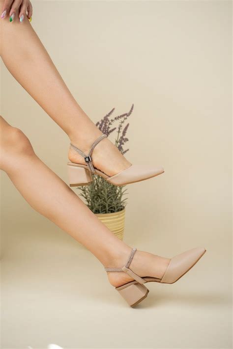 meyra'nın ayakkabıları Nude Cilt Karnıyarık Taşlı Topuklu Ayakkabı