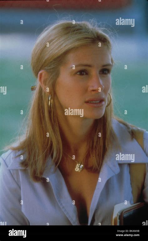 ERIN BROCKOVICH (2000) JULIA ROBERTS ERBR 042 Stock Photo - Alamy