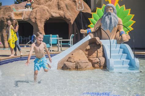 Atlantis Family Waterpark Hotel, Ascend Hotel Collection in Wisconsin ...