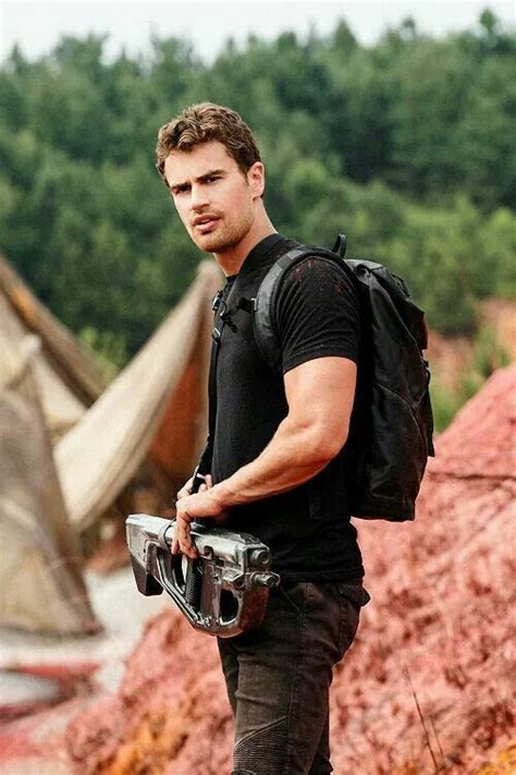 Divergente Quatro - Nosso Tobias Eaton lindo #Quatro #Divergente | Theo james wallpaper ...