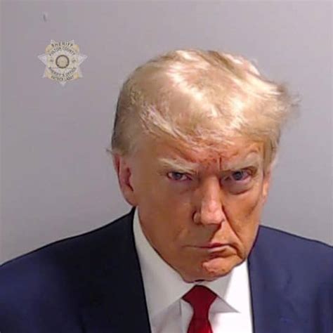 Трамп опубликовал в X свою официальную тюремную фотографию – Коммерсантъ