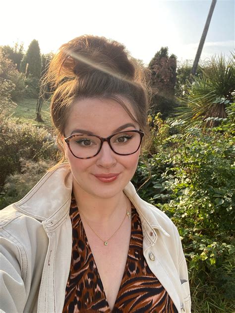 Absolutely gorgeous morning in the UK today ☺️🍂🇬🇧 : r/GirlswithGlasses