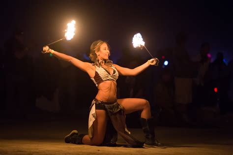 Images Gratuites : femme, nuit, Danse, artistique, Feu, art de la