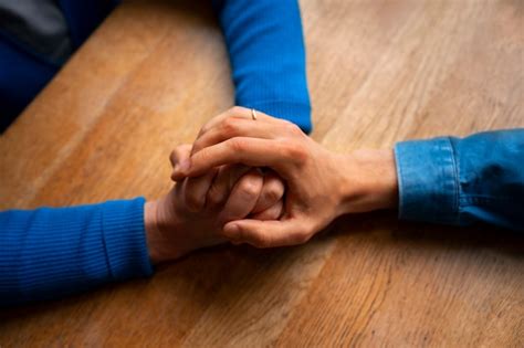 hold support images    freepik