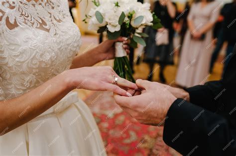 Mao Do Anel De Casamento - A mão do noivo usa um anel de noivado de ouro no dedo da noiva dia do ...