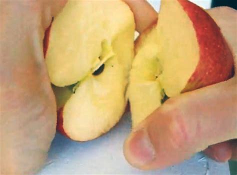 Рецепт Как сломать яблоко пополам руками в домашних условиях