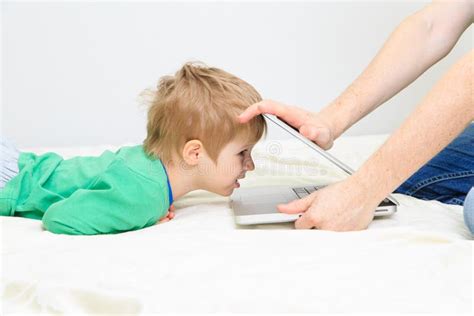 Computersucht stockfoto. Bild von ungehorsam, gefühl - 37926160