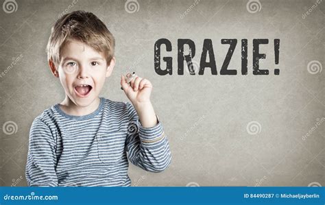 ¡Grazie! Gracias Italianas, Muchacho En La Escritura Del Fondo Del ...