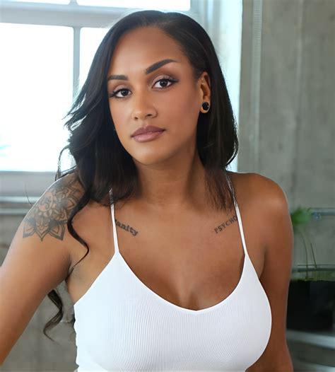 Zoey Sinn (Model) Family, Age, Net Worth, Biography, Photos and Videos