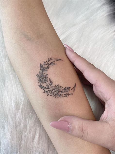 Tatuagem Lua Com Flor - Lua com flores tatuagem | Trendy tattoos, Tattoos, Moon tattoo designs