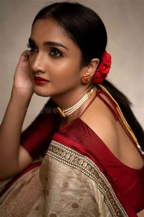 Malayalam Actress Surabhi Santosh Saree Photoshoot Pictures 09 (239482 ...