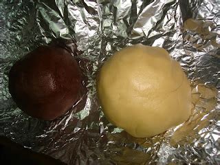 pe  din bucatarie catelusi  cateluse