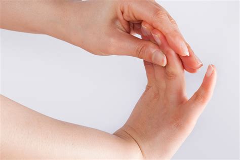 how to know if your pinky finger is broken