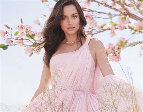 hily designs ana de armas promociona los productos de estee lauder
