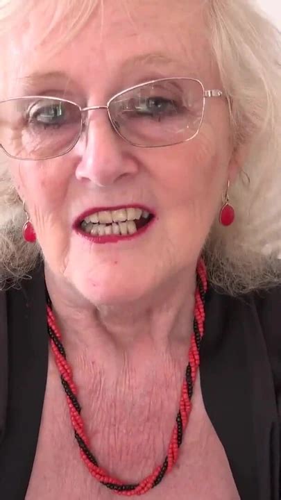TanteJudys - deine 66-jährige behaarte reife GILF-vermieterin frau