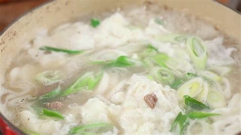 Rice cake soup (Tteokguk) recipe by Maangchi