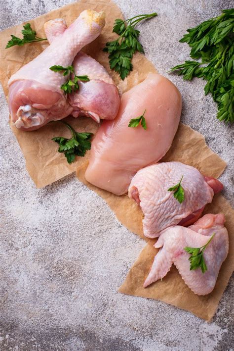 Филе сырого куриного мяса, бедра, крылья и ножки | Премиум Фото | Meat ...