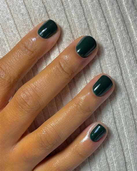 Forest Green Is the Chic, Trending Nail Colour to Try This Winter | Who