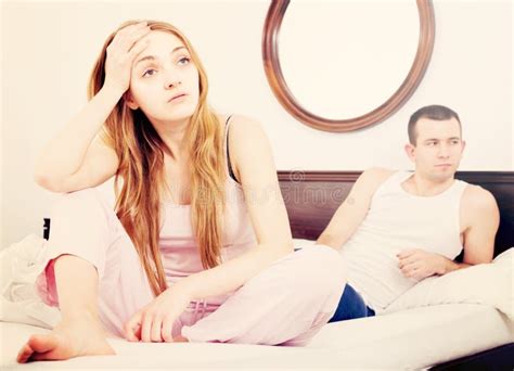 traurige paare im bett stockbild bild von familie maenner