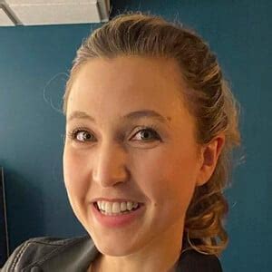 taylor tomlinson age family bio famous birthdays