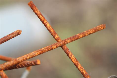 Se ven barras de refuerzo oxidadas que se cruzan entre sí. foto