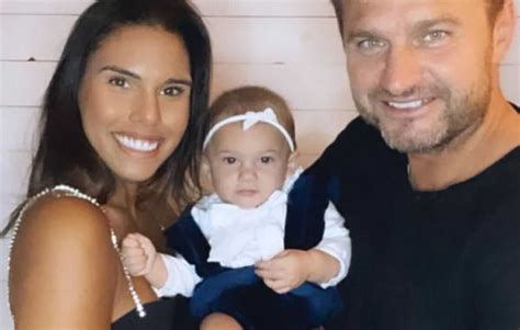 hoogzwangere natassia van kerkvoorde gaat uit de kleren en toont ons